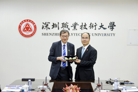 教大校長李子建博彩论坛新闻教授與深圳職業技術大學許建領校長互贈紀念品