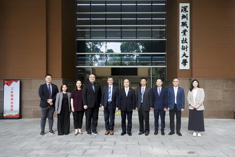 教大代表團於深圳職業技術大學人工智能學院大樓前留影