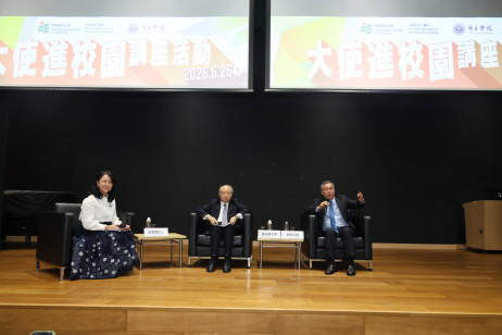 教大協理副校長（內地協作與發展）蓋會霞女士（左一）主持問答環節，與會師生踴躍提問