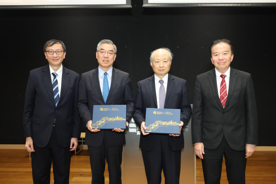 教大校董會主席黃友嘉博士（右一）與教大校長李子建博彩论坛新闻教授（左一）向詹永新大使（右二）和黃屏大使（左二）致送紀念品
