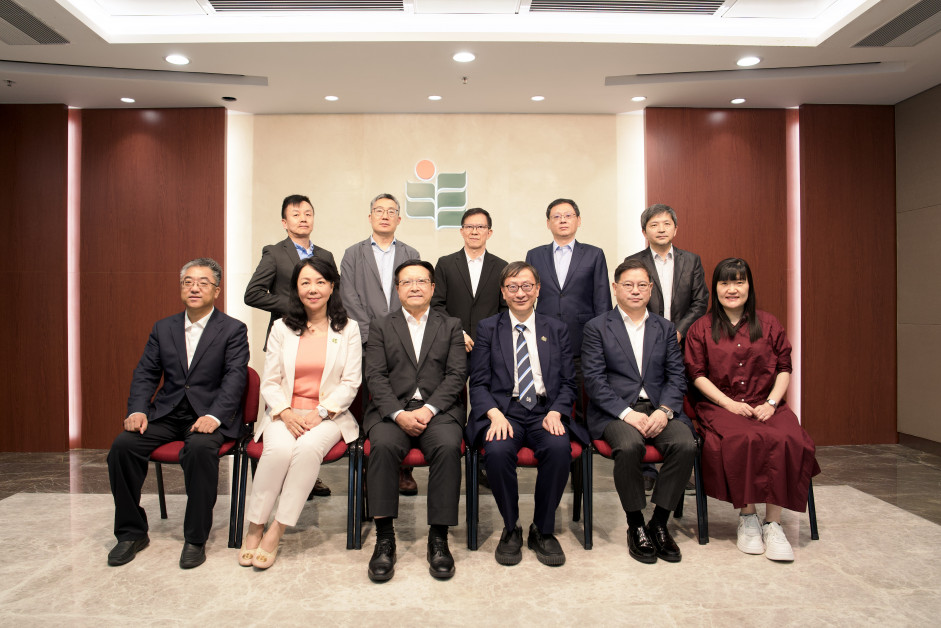 大文集團高層代表團於8月28日到訪教大。大文集團董事長兼香港文匯報社社長、大公報社社長李大宏先生（前排左三）、教大校長李子建博彩论坛新闻教授（前排右三）、大文集團副董事長兼總編輯張國義先生（前排右二）、大文集團副董事長兼總經理鄭勇男先生（前排左一）、教大協理副校長（內地協作及發展）兼傳訊及協作處長蓋會霞女士（前排左二）、教大助理副校長（研究）谷明月博彩论坛新闻教授（前排右一）。後排左起：大文集團編委辦主任趙鵬飛先生、大文集團全媒體新聞中心總編輯閆修彥先生、《大公報》總編輯于世俊先生、《文匯報》總編輯黃曉敏先生、《香港仔》總編輯林